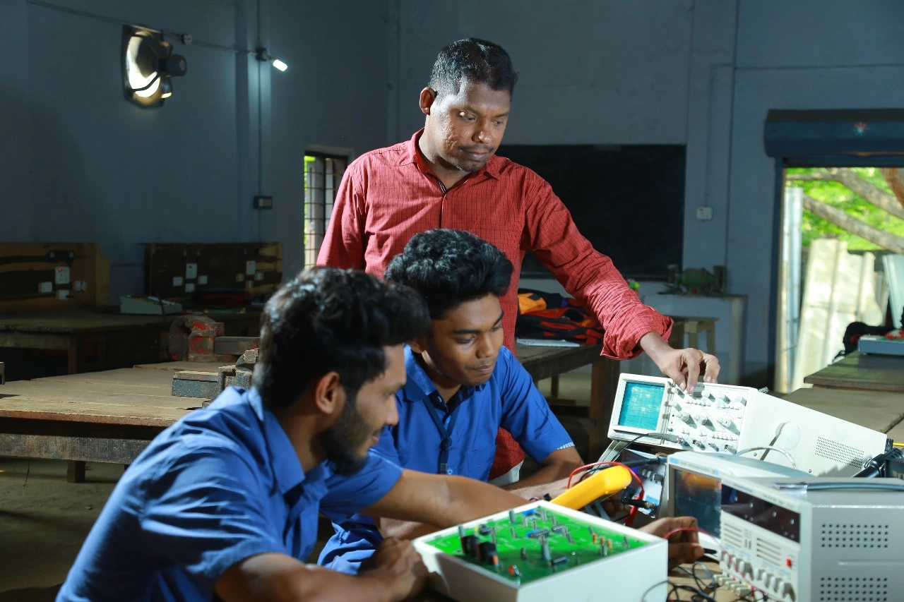 Electronic Mechanic